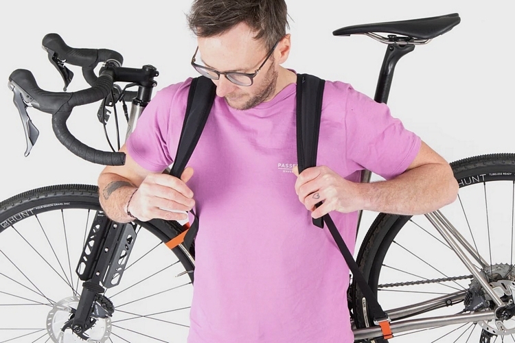 Crossed cycling straps